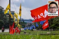 Deretan bendera parti yang memenuhi laluan utama di Dewan Undangan Negeri Bukit Batu mewarnai suasana kempen PRN ke-16. Foto Bernama