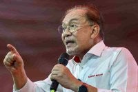Anwar berucap pada Majlis Malam Anak Muda Kempas sempena kempen PRN Johor ke-16, pada Sabtu. Foto Bernama 