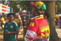 Seorang penyokong Ghana menunggu makanannya di Festival Peminat FIFA menjelang perlawanan pusingan 32 terbaik Piala Dunia FIFA 2026 antara Colombia dan Ghana di Kansas City, Missouri, pada 3 Julai 2026. Foto AFP
