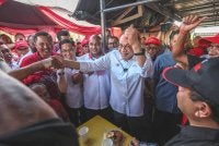 Anwar beramah mesra bersama masyarakat DUN Layang-Layang ketika hadir menikmati sarapan di Warung Pak Din, Simpang Renggam pada Ahad. Foto Bernama