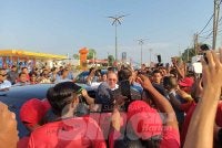 Anwar tiba di Simpang Renggam disambut meriah penduduk dan penyokong.