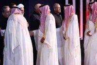 Pegawai kanan Iran menyambut ketibaan delegasi negara-negara Arab yang menghadiri upacara pengebumian Khamenei, di Grand Prayer Grounds, Teheran, pada 4 Julai 2026. Foto: AFP