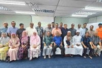 Muda (duduk, lima dari kiri) merakam gambar bersama ahli PMTB yang hadir Mesyuarat Agung Kali Kedua pertubuhan berkenaan di Kuala Terengganu pada Sabtu.