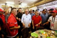 Anwar (tengah) beramah mesra bersama para pengundi DUN Senggarang pada Ahad. Foto Bernama