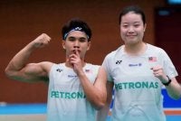 Ahmad Redzuan dan Zi Yu meraih kejuaraan acara beregu campuran pada Kejohanan Badminton Remaja Asia 2026 pada Ahad. Foto Facebook BAM