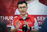 Arthur ketika sidang media sempena kempen PRN Johor ke-16 di Bilik Gerakan Utama N51 Bukit Batu pada Ahad. Foto Bernama