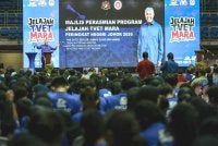 Ahmad Zahid berucap pada Majlis Perasmian Program Jelajah TVET Mara Peringkat Negeri Johor di Kompleks Sukan Educity pada Ahad. Foto Bernama