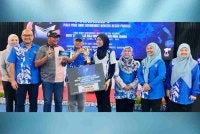 Wan Rosdy menyampaikan hadiah kepada salah seorang pemain terbaik Kejohanan Liga Bola Jaring Pahang 1st Piala YAB Menteri Besar Pahang sempena majlis perasmian penutup di Stadium Tertutup Kompleks SUKPA, Kuantan pada Ahad.