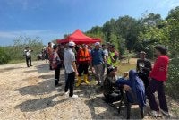 Mangsa dilaporkan keluar rumah pada 10 pagi semalam untuk mengangkat perangkap ketam nipah di paya itu. Foto Facebook Jabatan Amal DUN Paka
