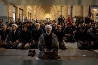 Ja’far Sobhani memimpin solat jenazah Khamenei. Foto Reuters 