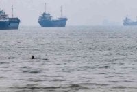 Kapal-kapal belayar melalui Selat Hormuz berhampiran pesisir pantai Bandar Abbas, Iran. Foto: Reuters