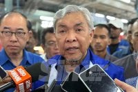 Ahmad Zahid ketika ditemui pada program ramah mesra bersama pengundi Cina di sebuah medan selera pada Ahad.