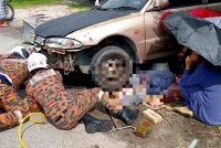 Seorang wanita cedera selepas kakinya tersepit di bawah kereta yang dipercayai bergerak secara tiba-tiba. 