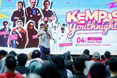 Anwar berucap pada Majlis Malam Anak Muda Kempas sempena kempen PRN Johor ke-16, pada Sabtu. Foto Bernama