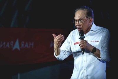 Anwar ketika berucap pada program Dialog Terbuka Belia Johor di Dewan Felda Ulu Tebrau, Johor Bahru pada Sabtu. Foto Bernama