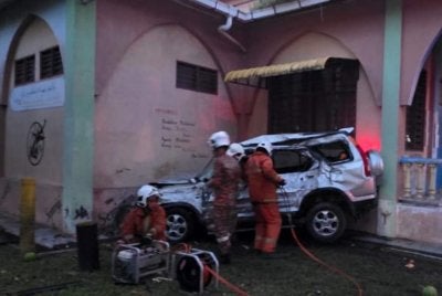 Anggota bomba mengeluarkan mangsa yang tersepit. Foto ihsan pembaca