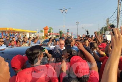 Anwar tiba di Simpang Renggam disambut meriah penduduk dan penyokong.
