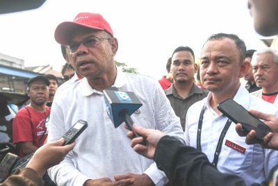 Saifuddin Nasution (kiri) bersama Maszlee (kanan) ketika ditemui pemberita selepas Program Sarapan bersama Menteri Dalam Negeri dan Pengundi sempena kempen PRN Johor ke-16 di Restoran Kafe Viet 2 Ha pada Ahad. Foto Bernama