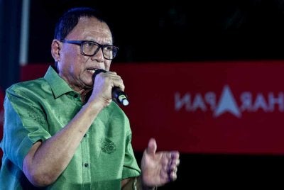Mohd Puad berucap pada program Dialog Terbuka Belia Johor di Dewan Felda Ulu Tebrau pada Sabtu. Foto Bernama