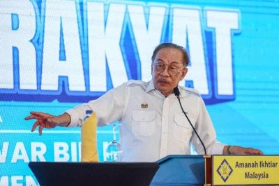 Anwar menyampaikan ucapan pada Program Kenduri Rakyat di Villa Kemboja, Semerah pada Ahad. Foto Bernama