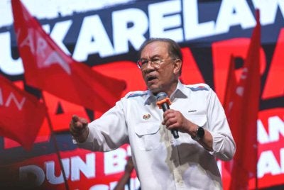 Anwar semasa menyampaikan ucapan pada Program Temu Anwar dan Pelancaran Sukarelawan DUN Bukit Naning sempena kempen PRN Johor Ke-16 pada Ahad. Foto Bernama