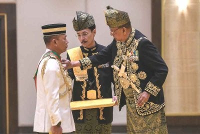 Sultan Kedah menganugerahkan darjah Dato' Seri Setia Pahlawan Yang Amat Dihormati (SSPK) kepada Panglima Angkatan Tentera Malaysia, Jeneral Tan Sri Malek Razak Sulaiman di Istana Anak Bukit pada Ahad. Foto Bernama
