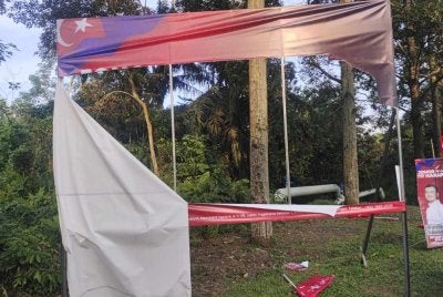 Keadaan 'billboard' kempen calon Pakatan Harapan (PH) DUN Bukit Batu yang didakwa dirosakkan.