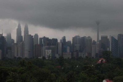 MetMalaysia mengeluarkan amaran ribut petir, hujan lebat dan angin kencang di Kuala Lumpur, Putrajaya serta lapan negeri. Gambar hiasan