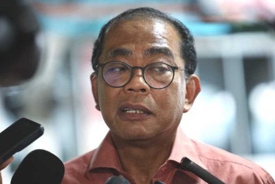 Mohamed Khaled menjawab soalan media selepas menyempurnakan pelancaran Program Ilmu dan Muafakat di Masjid Jamek Al-Faizin Felda Air Tawar 2 pada Ahad. Foto Bernama