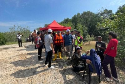 Mangsa dilaporkan keluar rumah pada 10 pagi semalam untuk mengangkat perangkap ketam nipah di paya itu. Foto Facebook Jabatan Amal DUN Paka