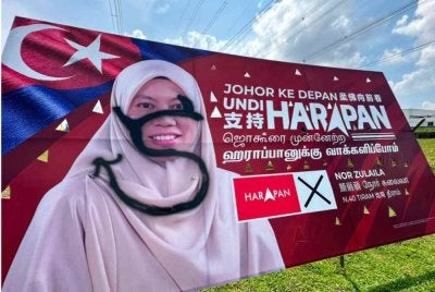 Papan iklan Nor Zulaila yang diconteng di Jalan Utama Kota Masai.