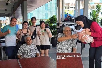 Rakyat tanpa mengira usia mengambil kesempatan bertanya khabar dan bergambar dengan Dr Mahathir di Langkawi Boulevard, Kuah pada Ahad. Foto: Facebook Dr Mahathir bin Mohamad