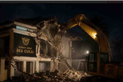 Ilustrasi kejadian perobohan rumah rasmi milik Direktorat Jeneral Kastam dan Eksais (DJBC) Indonesia menggunakan excavator. Ilustrasi: ChatGPT