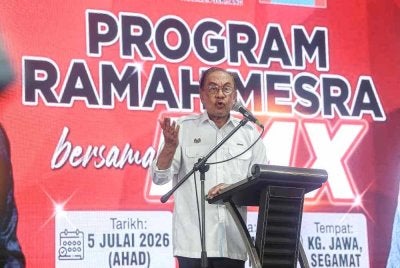 Perdana Menteri Datuk Seri Anwar Ibrahim yang juga Pengerusi Pakatan Harapan menyampaikan ucapan pada Program Ramah Mesra Bersama PMX di Kampung Jawa, Segamat pada Ahad. Foto Bernama. 