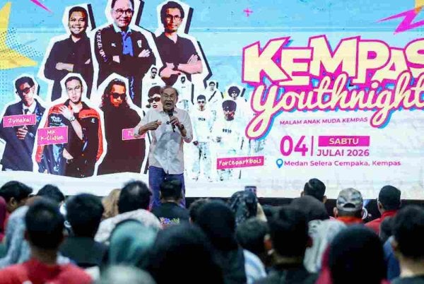 Anwar berucap pada Majlis Malam Anak Muda Kempas sempena kempen PRN Johor ke-16, pada Sabtu. Foto Bernama