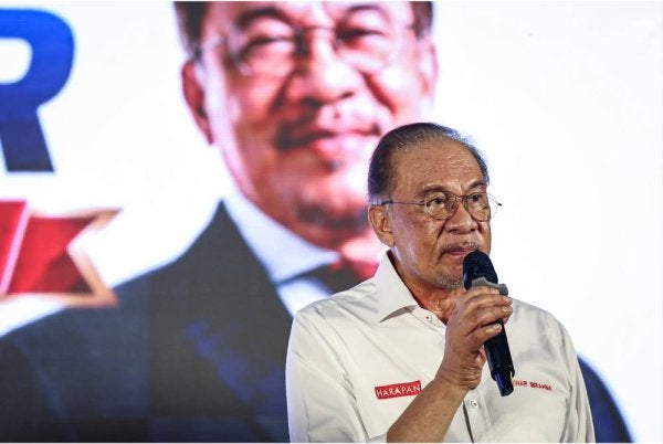 Anwar berucap sempena Program Dialog Terbuka Belia Johor di Felda Ulu Tebrau, Johor Bahru pada Sabtu.