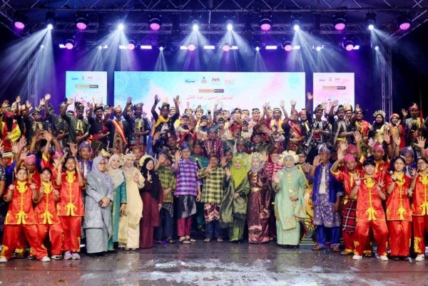 Mohd Nassuruddin bergambar bersama penari kebudayaan pada Majlis Perasmian Penutup Festival Kesenian Rakyat Kelantan 2026 di Tok Bali, Pasir Puteh malam Ahad. Foto Bernama