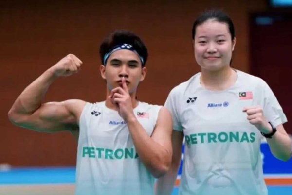 Ahmad Redzuan dan Zi Yu meraih kejuaraan acara beregu campuran pada Kejohanan Badminton Remaja Asia 2026 pada Ahad. Foto Facebook BAM