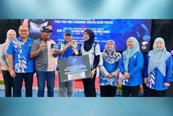 Wan Rosdy menyampaikan hadiah kepada salah seorang pemain terbaik Kejohanan Liga Bola Jaring Pahang 1st Piala YAB Menteri Besar Pahang sempena majlis perasmian penutup di Stadium Tertutup Kompleks SUKPA, Kuantan pada Ahad.