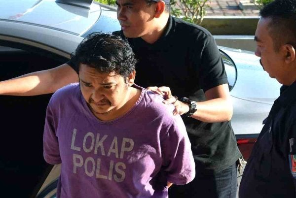 Buruh Mohamad Syamsul Azroy Che Anuar, 32, dijatuhkan hukuman penjara empat tahun dan denda RM6,000 oleh Mahkamah Sesyen hari ini atas dua pertuduhan menculik seorang lelaki dan mencuri sebuah kereta di Tendong pada bulan lepas. Foto Bernama. 
