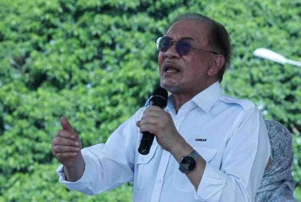  Perdana Menteri Datuk Seri Anwar Ibrahim yang juga Pengerusi Pakatan Harapan berucap pada Program Jelajah Harapan Felda sempena kempen Pilihan Raya Negeri Johor Ke-16 di Dataran Kompleks Felda Palong Timur 2 pada Ahad. Foto Bernama. 