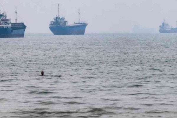 Kapal-kapal belayar melalui Selat Hormuz berhampiran pesisir pantai Bandar Abbas, Iran. Foto: Reuters