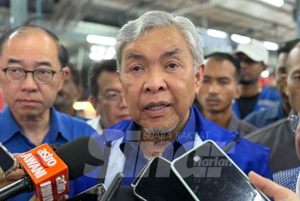 Ahmad Zahid ketika ditemui pada program ramah mesra bersama pengundi Cina di sebuah medan selera pada Ahad.