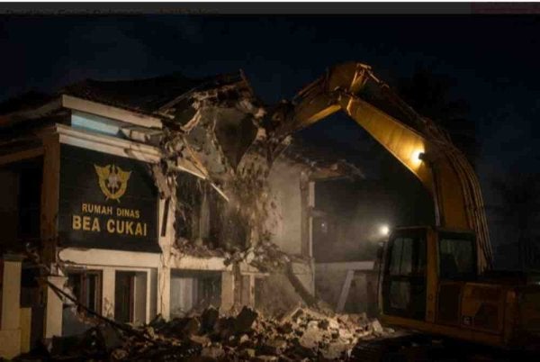 Ilustrasi kejadian perobohan rumah rasmi milik Direktorat Jeneral Kastam dan Eksais (DJBC) Indonesia menggunakan excavator. Ilustrasi: ChatGPT