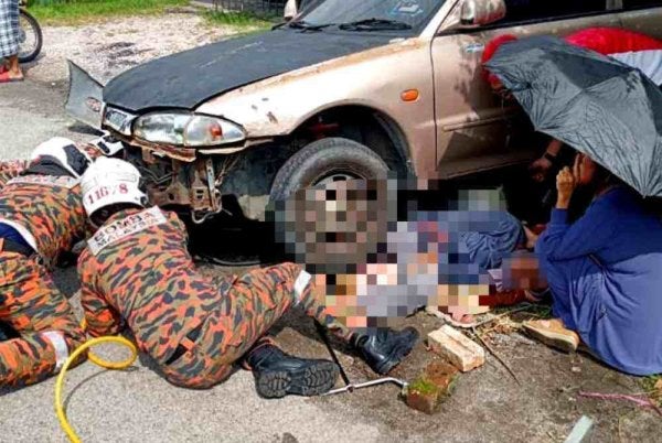 Seorang wanita cedera selepas kakinya tersepit di bawah kereta yang dipercayai bergerak secara tiba-tiba. 