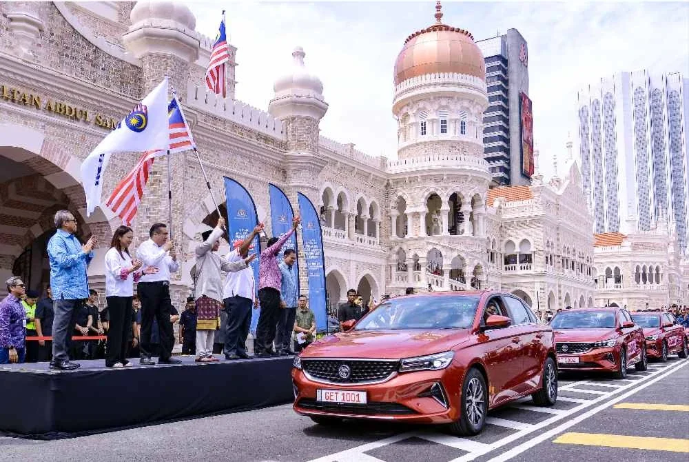 Anwar (tengah) pada Majlis Peluncuran Program Pembaharuan Teksi Madani Nasional di Dataran Merdeka. Foto Bernama