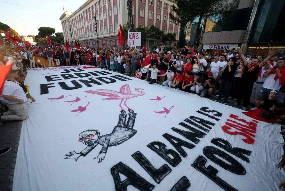 Penunjuk perasaan membawa sepanduk gergasi bertulis 'Segalanya sudah berakhir. Albania bukan untuk dijual' ketika perhimpunan berlangsung. Foto AFP