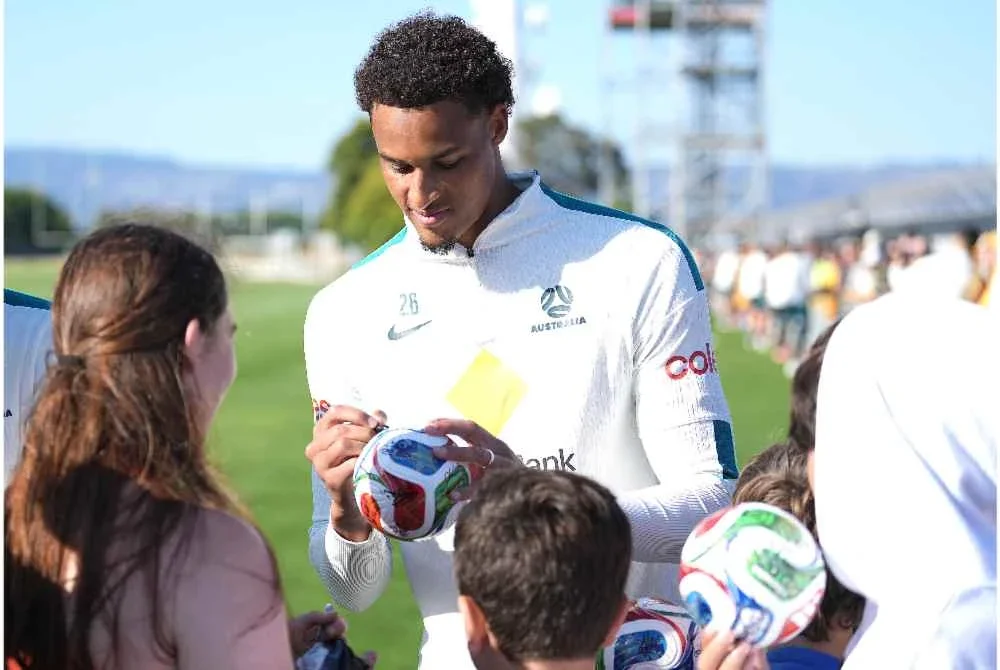 Yengi, menandatangani autograf untuk peminat sebelum sesi latihan skuad kebangsaan di Oakland Roots & Soul Sports Club, Alameda, California pada 22 Jun 2026. Foto AFP