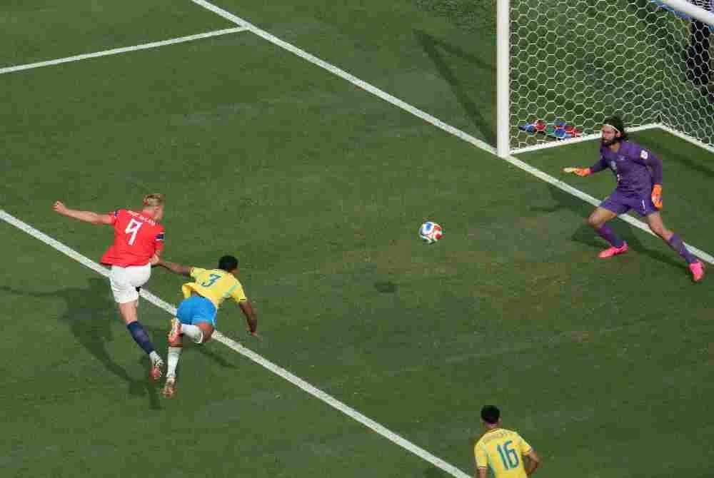 Haaland (kanan) berjaya melepasi halangan Gabriel ketika aksi Norway menentang Brazil di Stadium New York New Jersey pada Isnin. - FOTO: AFP