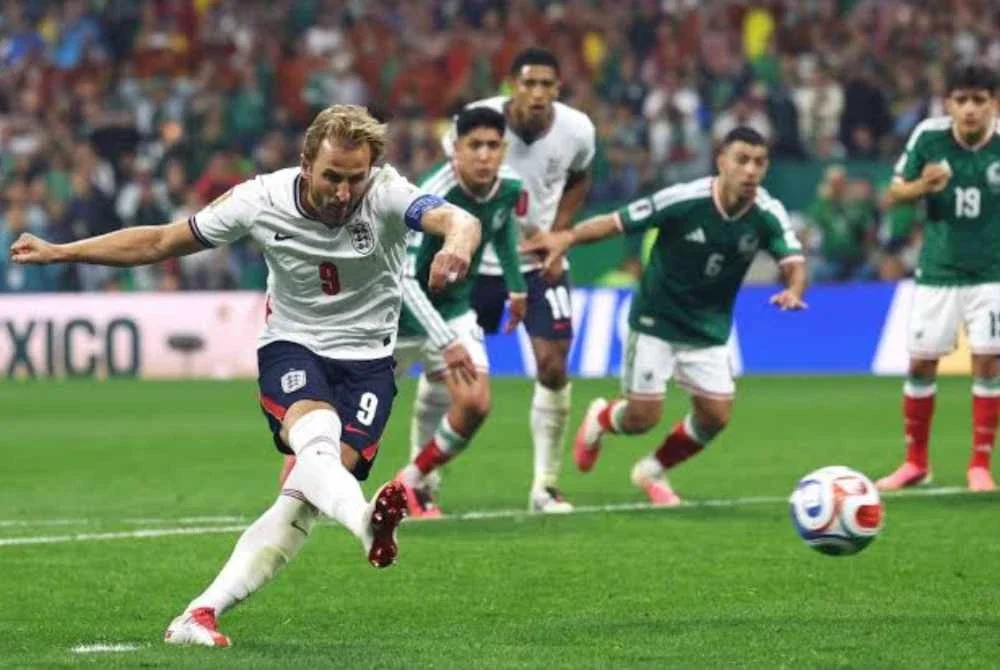 Kane tenang menyempurnakam sepakan penalti untuk England mendahului 3-1. - FOTO: Agensi
